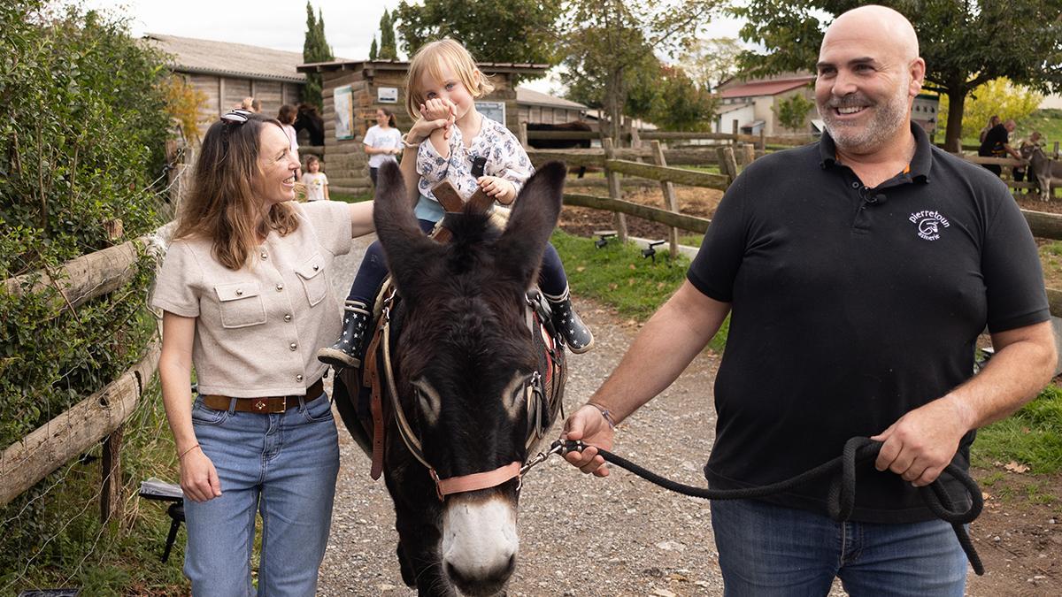 Paseos en burro en la Asinerie Pierretoun, una de las experiencias familiares más singulares de la campiña vasca.