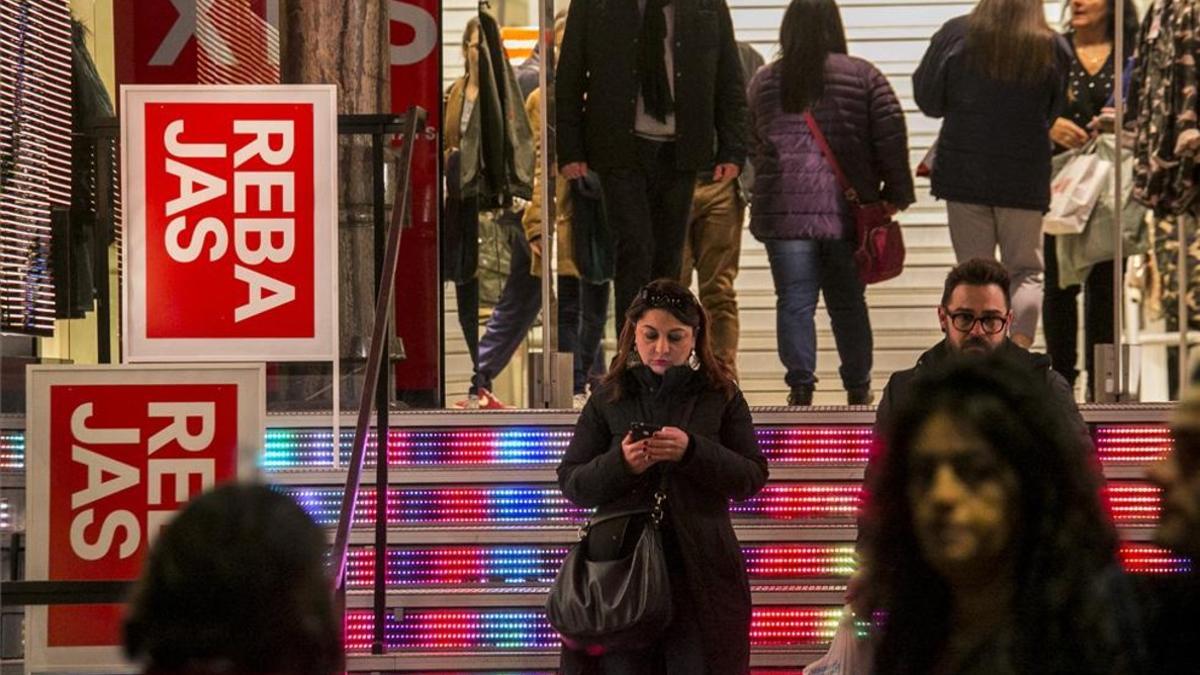 Rebajas de invierno el 2 de enero del 2018 en el centro de Barcelona.