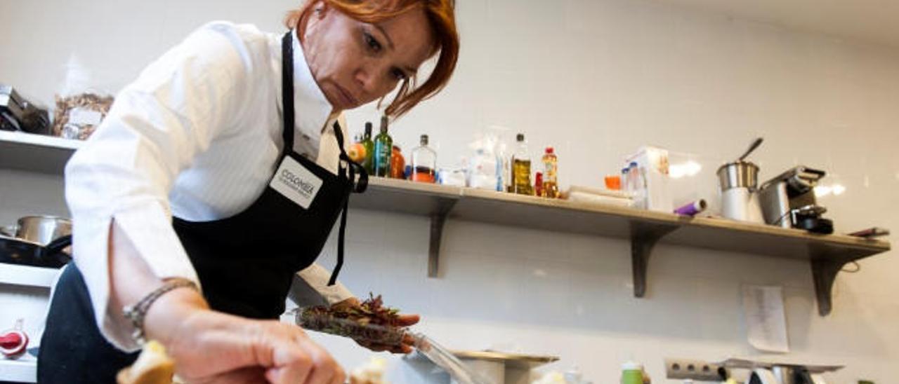 La chef colombiana Leo Espinosa, preparando una de sus especialidades.