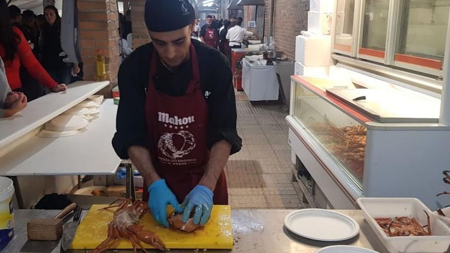 La preparación del cangrejo real en la Festa do Marisco de 2019. |   //  M. MÉNDEZ