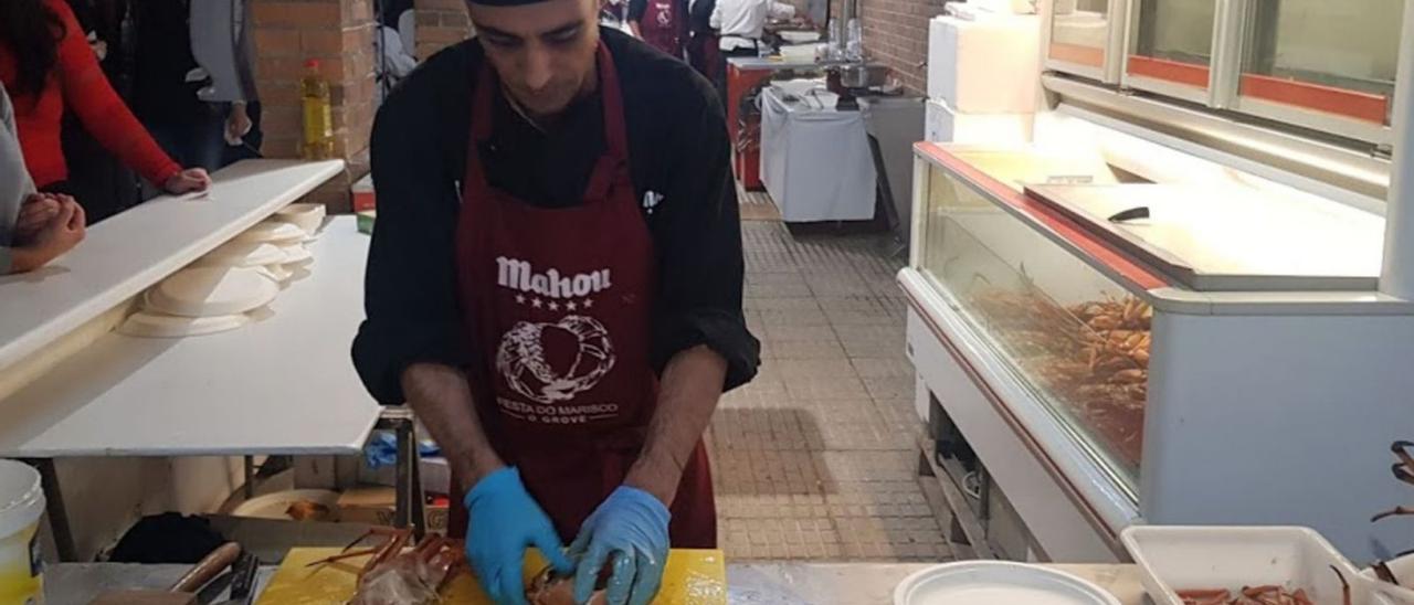 La preparación del cangrejo real en la Festa do Marisco de 2019. |   //  M. MÉNDEZ