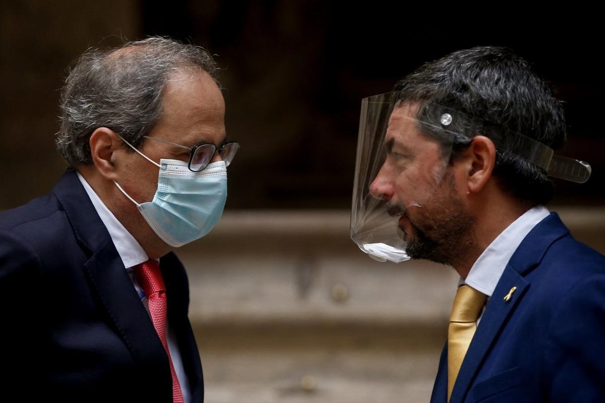 GRAFCAT9298. BARCELONA (ESPAÑA), 10/07/2020.-El presidente de la Generalitat, Quim Torra (i), conversa con el presidente de la Cambra de Barcelona, Joan Canadell (d) antes de asistir al acto de presentación de la ’Memoria Económica de Cataluña 2019’, documento de la entidad que hace balance de la economía catalana a lo largo del último ejercicio y que en esta ocasión incluye un monográfico sobre infraestructuras.