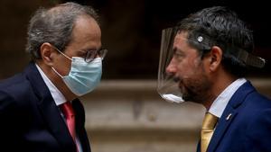 GRAFCAT9298. BARCELONA (ESPAÑA), 10/07/2020.-El presidente de la Generalitat, Quim Torra (i), conversa con el presidente de la Cambra de Barcelona, Joan Canadell (d) antes de asistir al acto de presentación de la ’Memoria Económica de Cataluña 2019’, documento de la entidad que hace balance de la economía catalana a lo largo del último ejercicio y que en esta ocasión incluye un monográfico sobre infraestructuras.