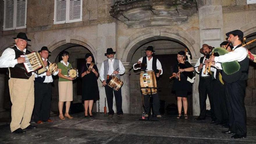 El grupo de música tradicional Os Chichisos, que impartirá el taller para familias.  // Rafa Vázquez