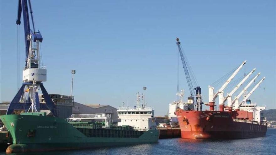 Dos de los buques que operaban ayer en las instalaciones del puerto de Marín.  // Santos Álvarez