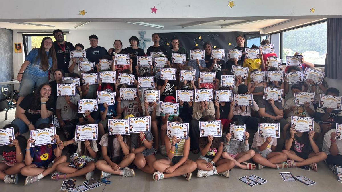 Participantes y monitores de los Campamentos de Arnela 2026.