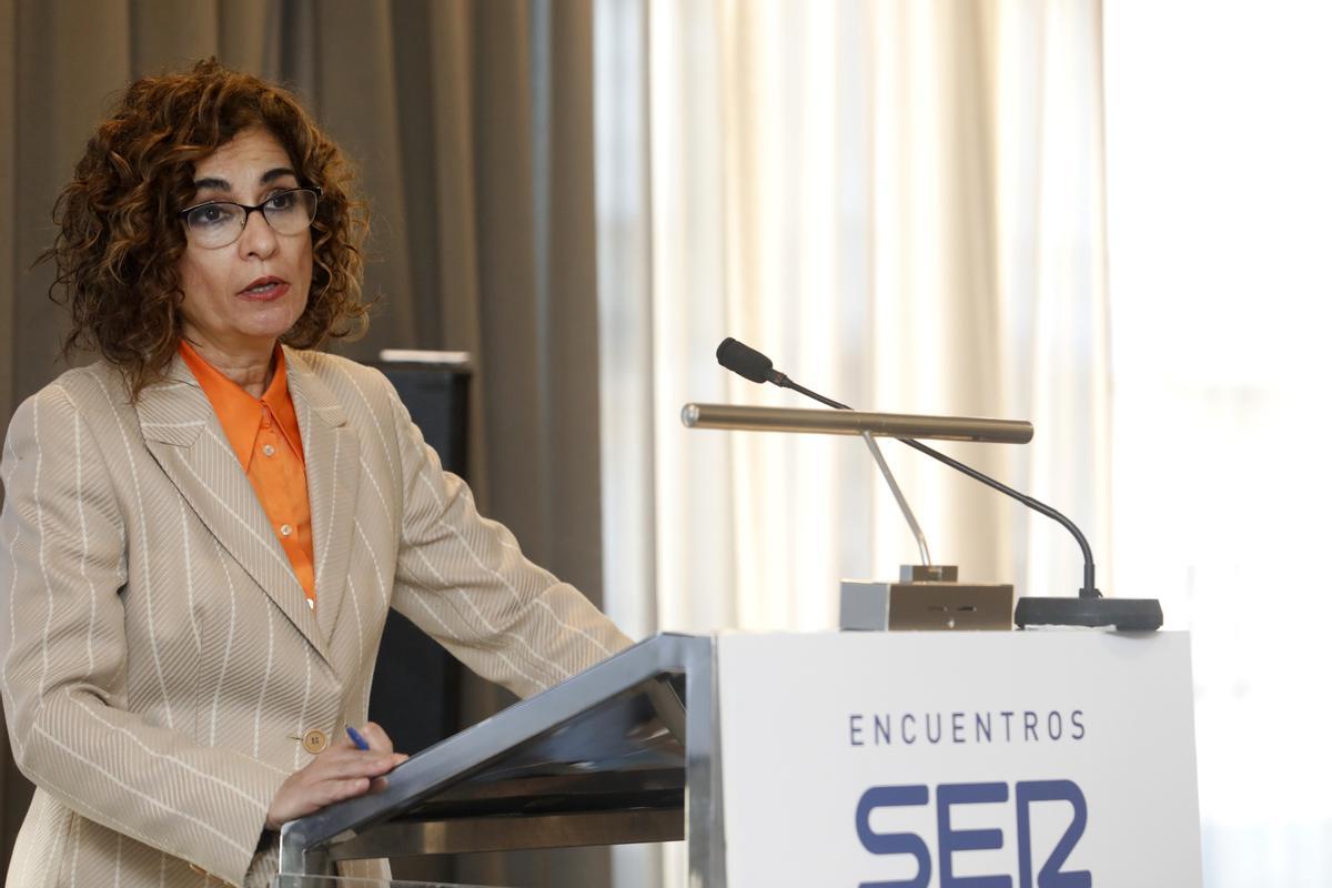 La ministra de Hacienda y Función Pública, María José Montero asiste al desayuno informativo 'Los retos económicos y sociales de España en 2023'.