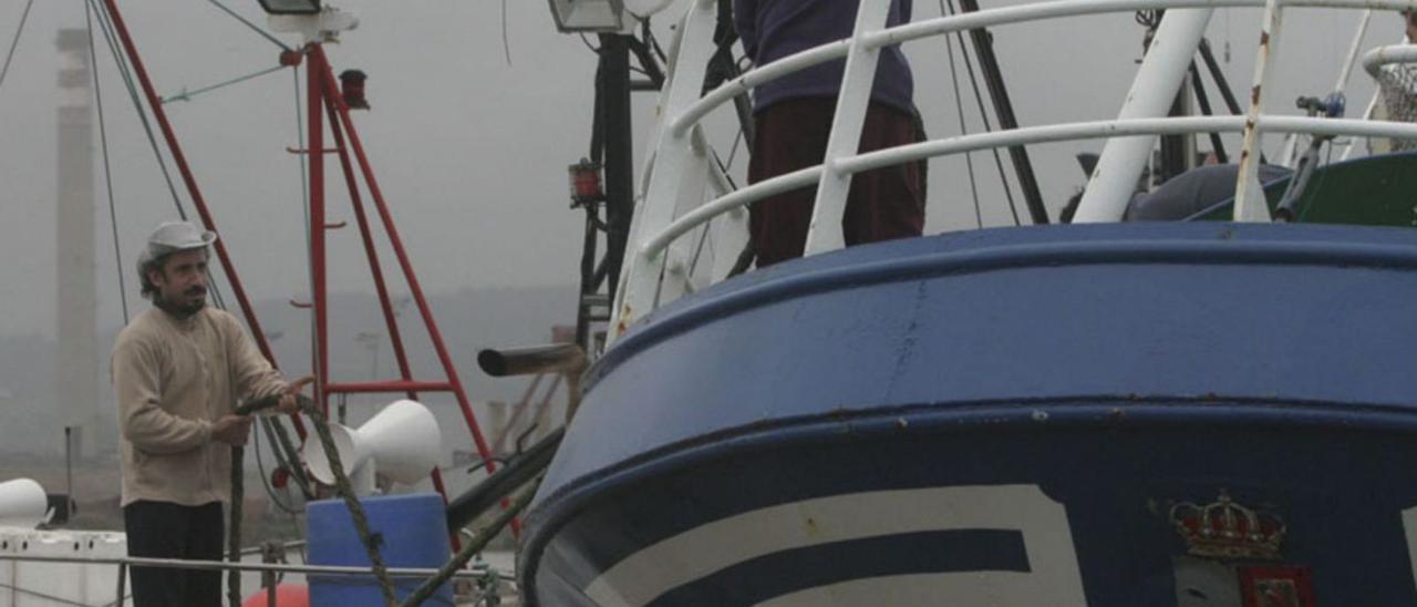 Un barco palangrero de Cudillero se prepara para zarpar desde el muelle pesquero de Avilés.