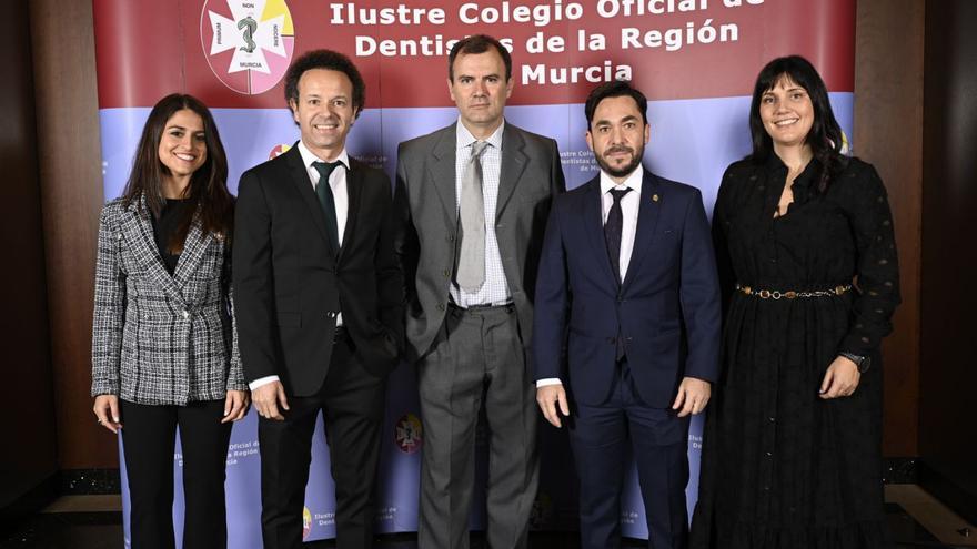 El Colegio de Dentistas de Murcia entrega su medalla de oro a la Fundación Never Surrender