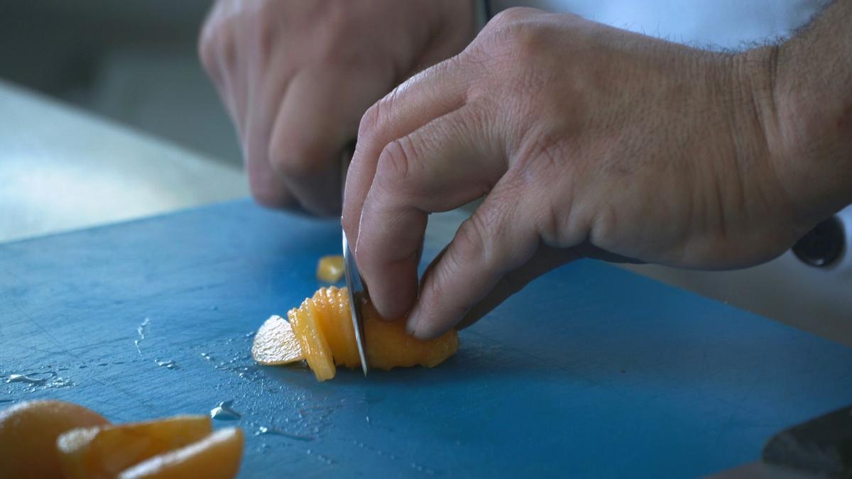 El chef Vicente Orozco cocina un tartar de atún.