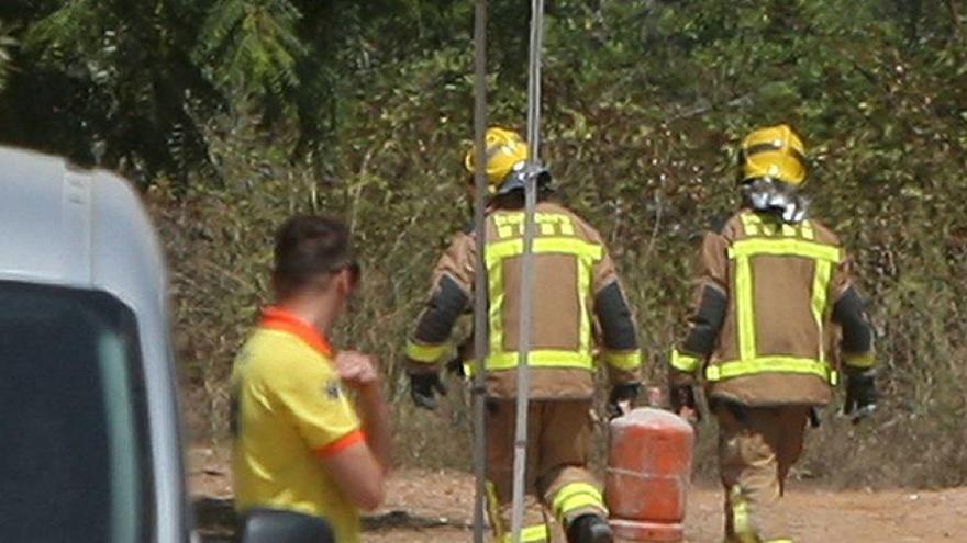 Dos bombers amb una de les bombones de butà trobades a Alcanar