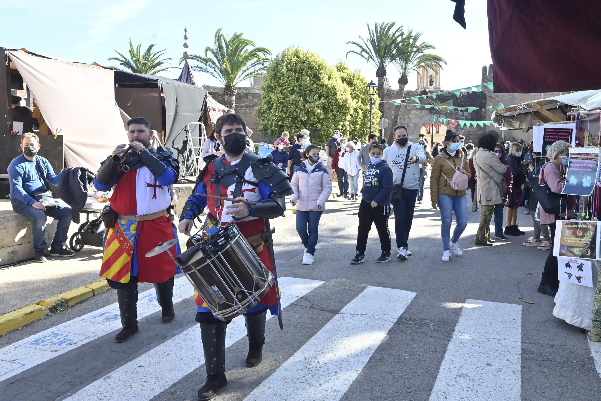 Las 40 imágenes que definen la primera feria medieval de Mascarell poscovid