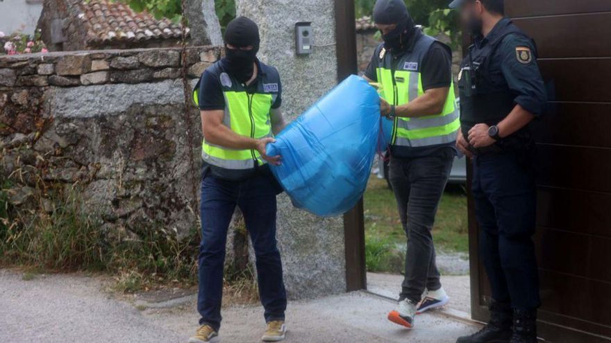 Agentes de la Udyco retiran pruebas del interior de la vivienda de András durante el registro de ayer. | Noé Parga
