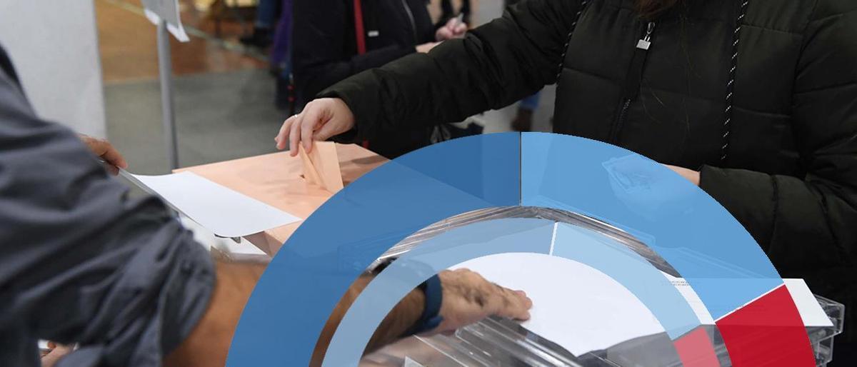 Gente haciendo cola en un colegio electoral de A Coruña en las pasadas elecciones generales.