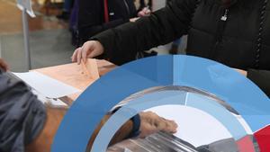 Gente haciendo cola en un colegio electoral de A Coruña en las pasadas elecciones generales.