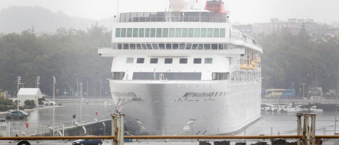 El crucero de la naviera Fred Olsen, amarrado en los muelles.