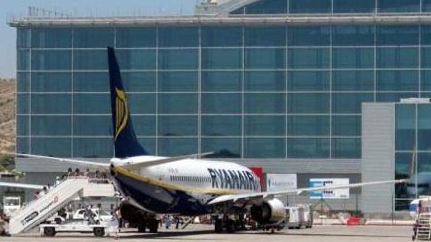 Un avión de Ryanair estacionado junto a la nueva terminal de El Altet