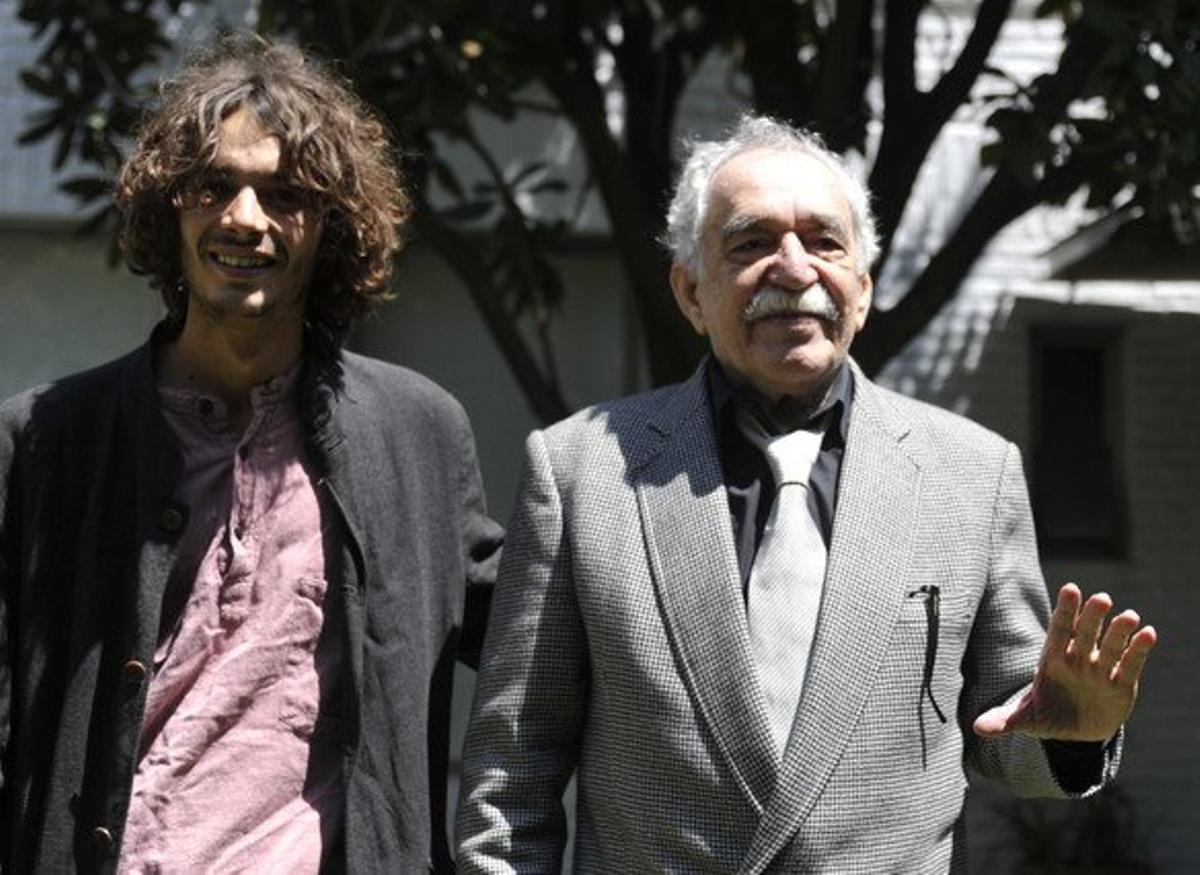 Gabriel García Márquez (derecha) posa junto a su nieto Mateo el 6 de marzo del 2012, día del 85º cumpleaños del escritor, en su casa de México.