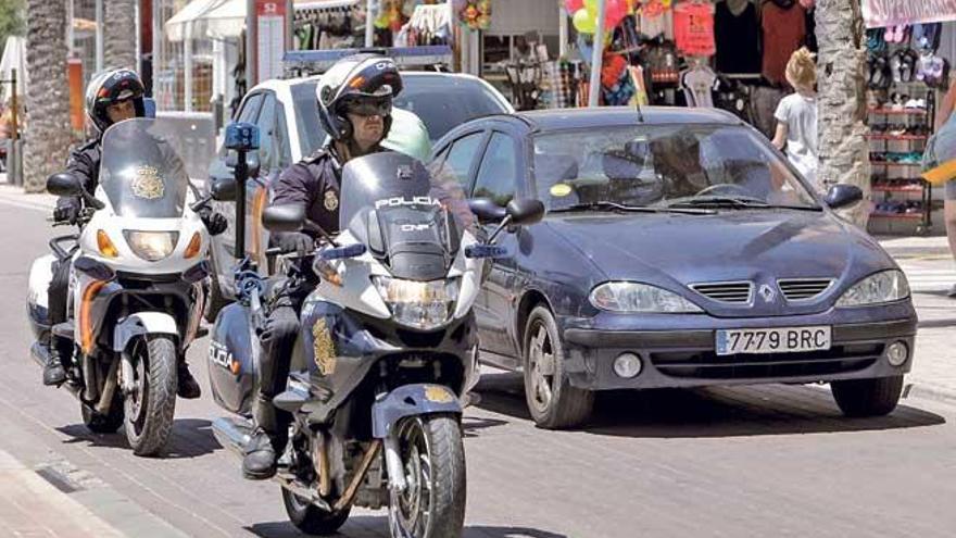 Dos agentes de la Policía Nacional en la Platja de Palma.
