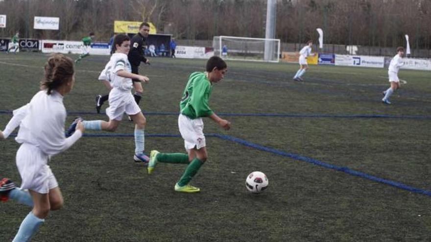 Uno de los partidos jugados en la fase previa del torneo de la EFL, en el Cortizo sintético . // Bernabé/Gutier