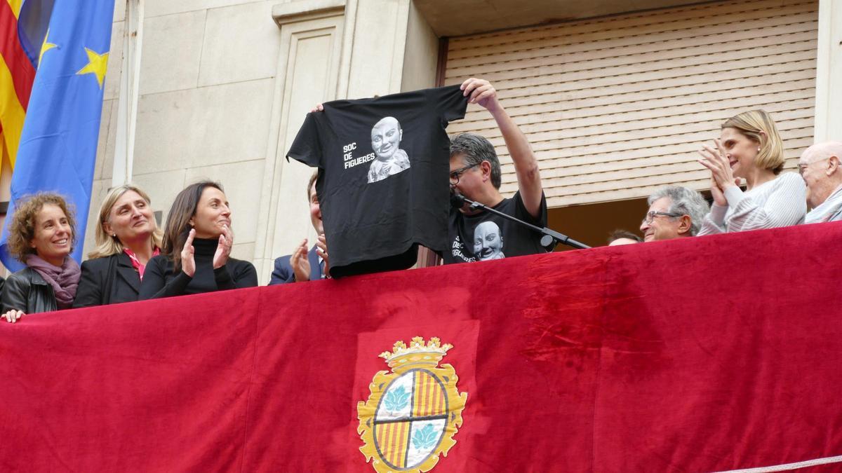 Carles Pujol en el balcó de l'Ajuntament i amb la samarreta d'en Berruga