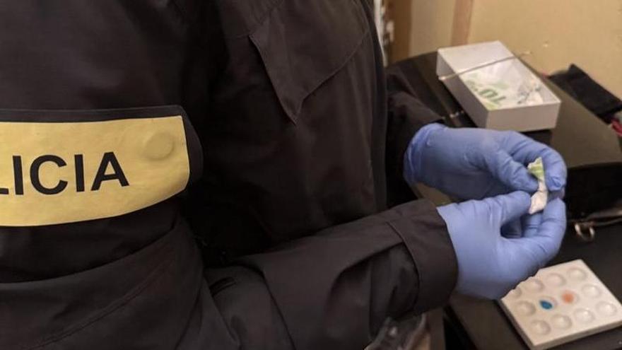 Així va ser l'escorcoll del pis on una parella traficava amb drogues a Santa Margarida de Montbui