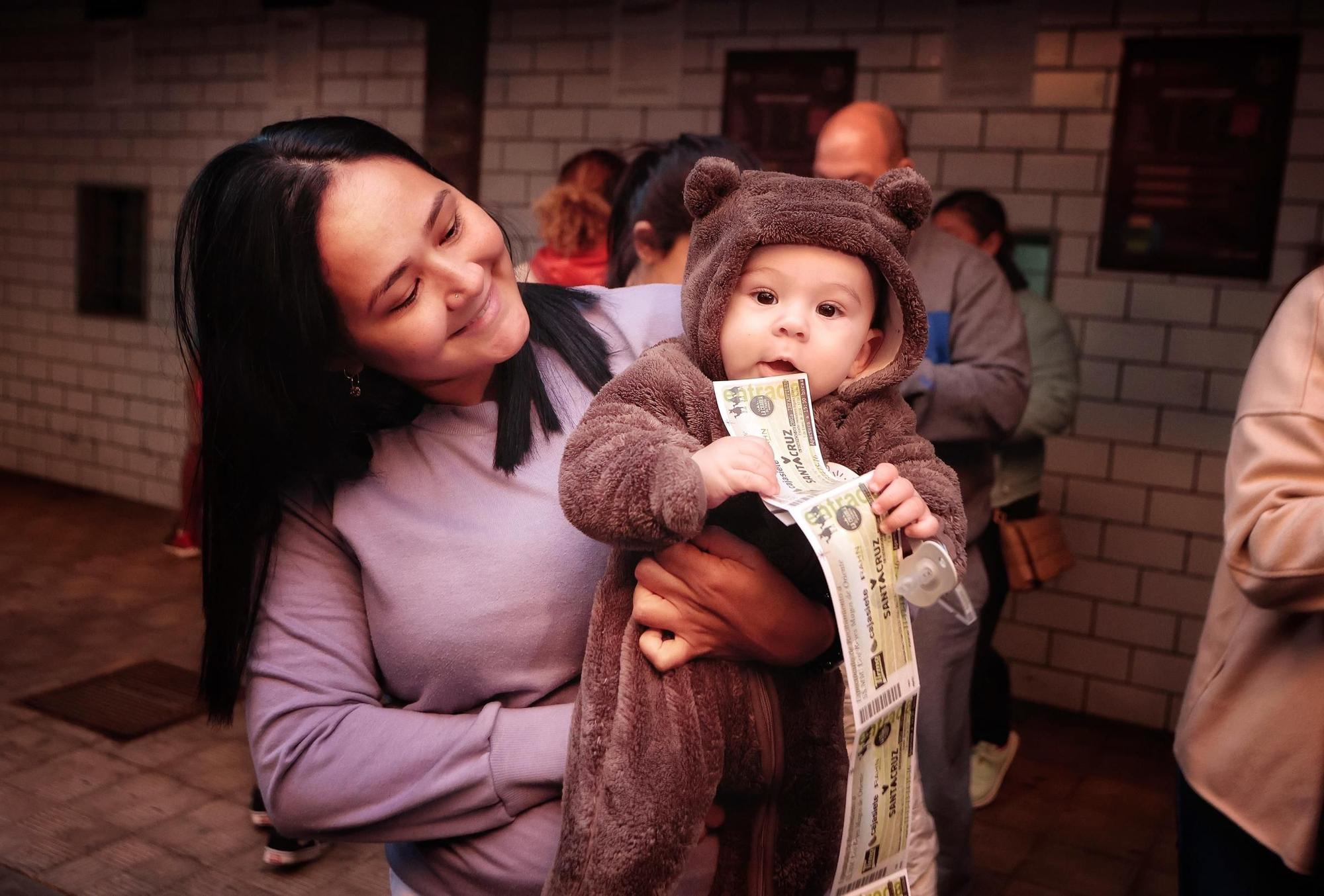 Colas para una entrada para ver a los Reyes Magos en Tenerife