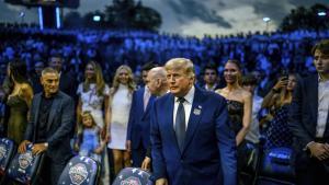 FILED - 15 June 2026, US, Washington: US President Donald Trump prepares to take his seat at the start of the Ultimate Fighting Championship Freedom 250 at the White House. Photo: Daniel Torok/White House/Planet Pix via ZUMA Press Wire/dpa Daniel Torok/White House/Planet / DPA 15/06/2026 ONLY FOR USE IN SPAIN. Daniel Torok/White House/Planet / DPA;---;sports;politics;UFC Freedom 250 in Washington