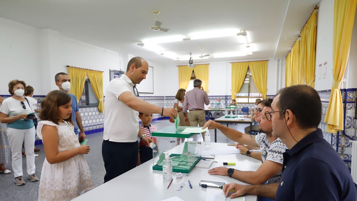 Votación en las autonómicas andaluzas de junio de 2022.