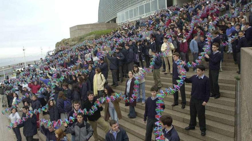 Estudiantes de Secundaria con las piezas del gen de la telomerasa, en las escaleras de la Domus en 2001.