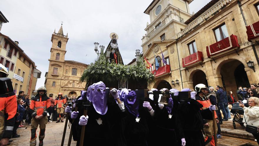 Los fieles de Oviedo encuentran consuelo al paso de La Dolorosa