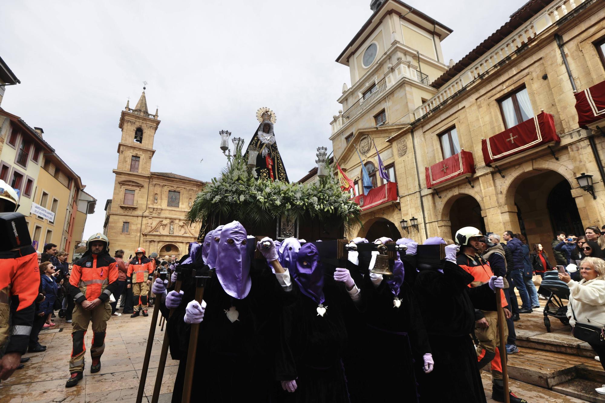 Procesión de la Dolorosa, el Sábado Santo, en el casco antiguo de Oviedo.