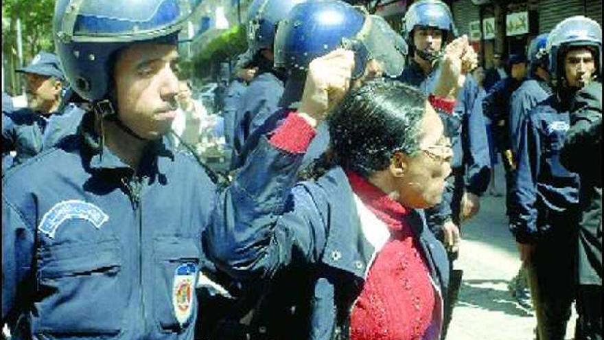 Violenta represión  de  una manifestación  de funcionarios en Argel