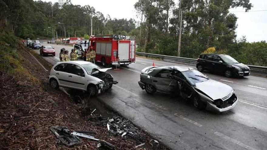 Un aparatoso accidente entre dos coches deja cuatro heridos en Vigo