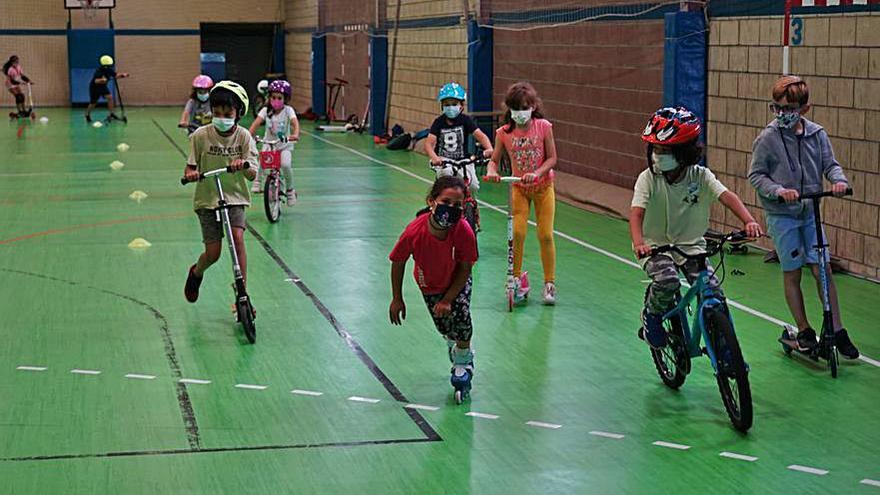 Los niños de los campamentos, durante el circuito práctico.   | // L.O.