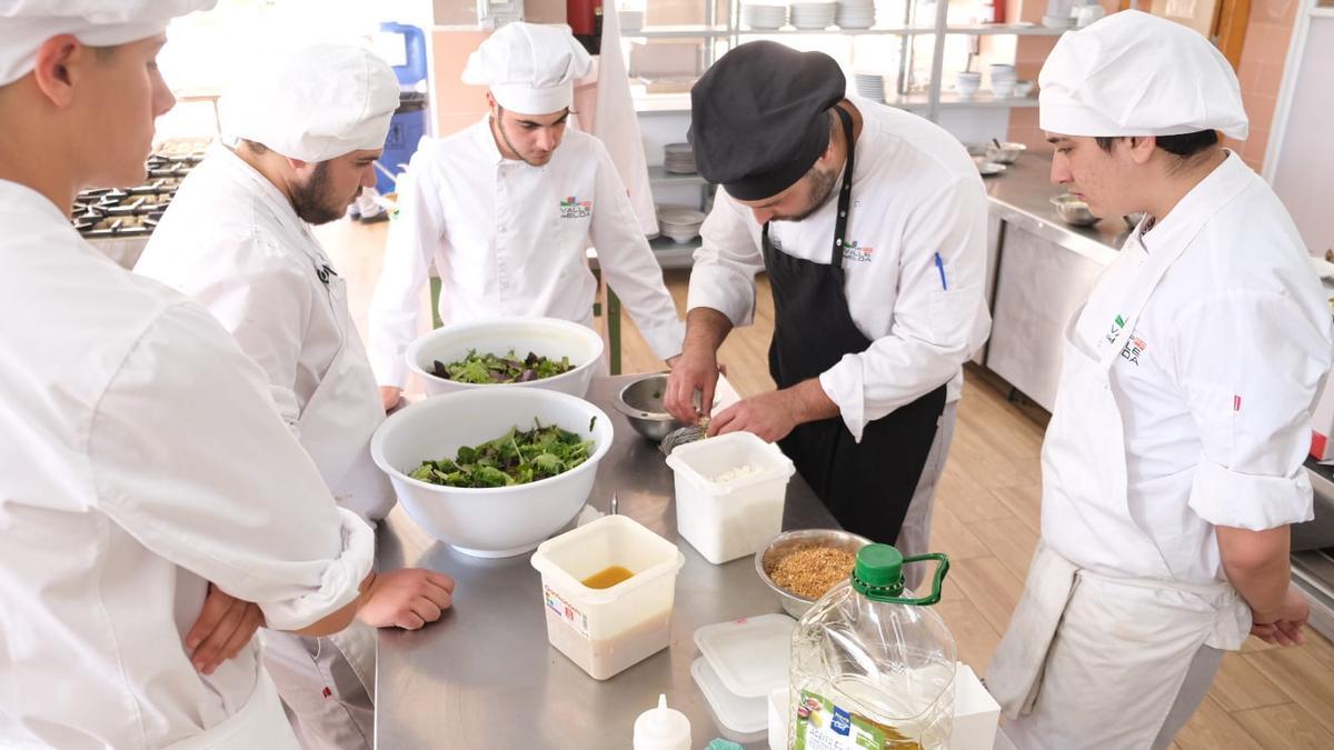 Elaborando los últimos platos antes de servirlos a la treintena de comensales.