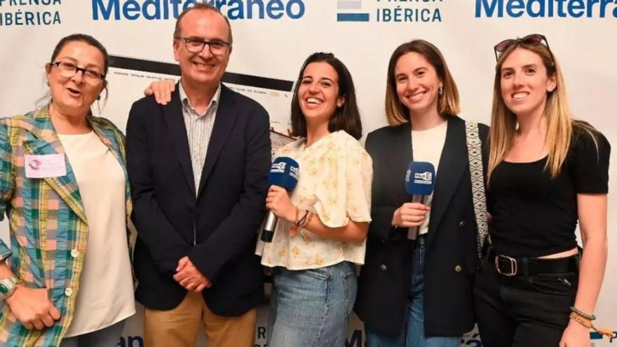 El director de ‘Mediterráneo’, Ángel Báez, con el equipo de periodistas de Medi TV