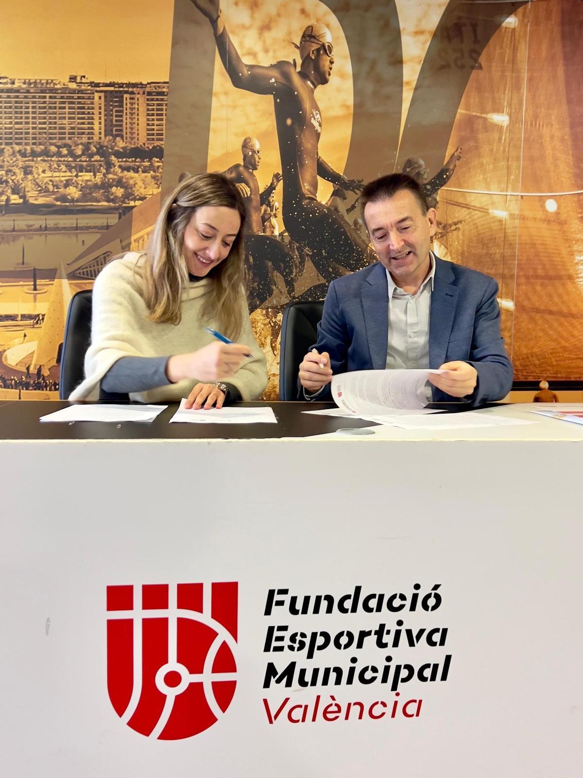 Rocío Gil y Paco Alós firmando el convenio