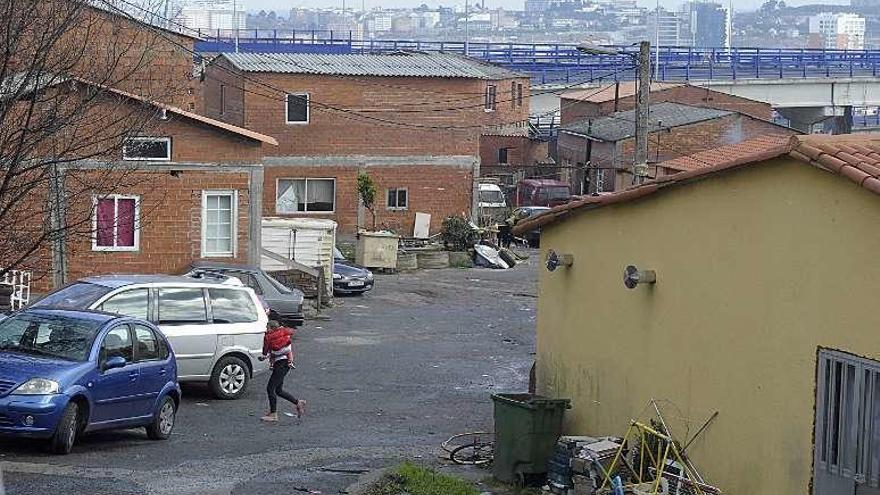 Casas del poblado de As Rañas, con la tercera ronda al fondo.