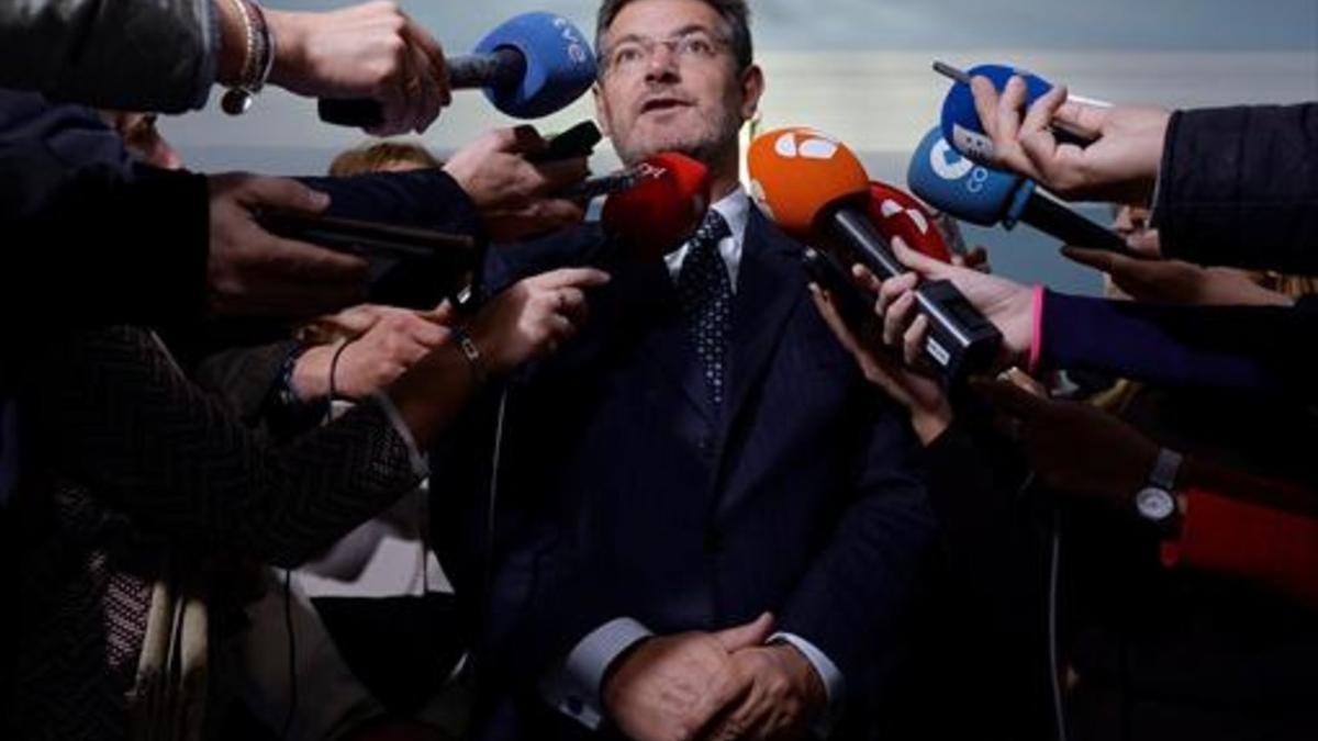 El ministro de Justicia, Rafael Catalá, atiende a la prensa el pasado mes de diciembre.