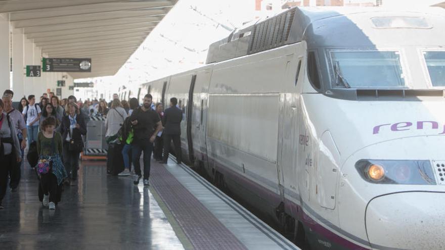 Pasajeros descendiendo de un tren en los andenes de la estación de Alicante.