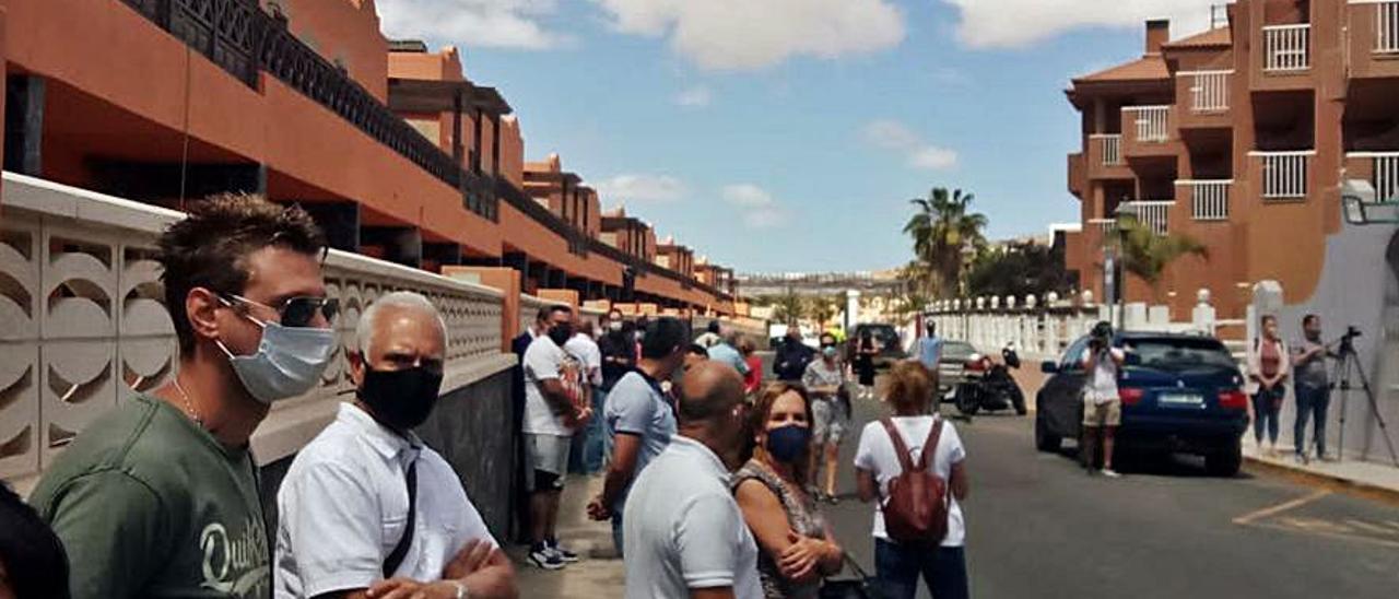 Protestaa ayer por el traslado de migrantes a un hotel de El Castillo. | | ONDA FTV.