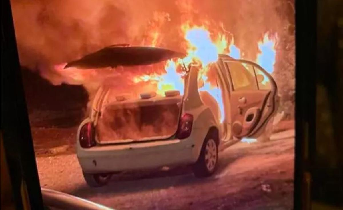 Das Auto wurde durch das Feuer schwer beschädigt
