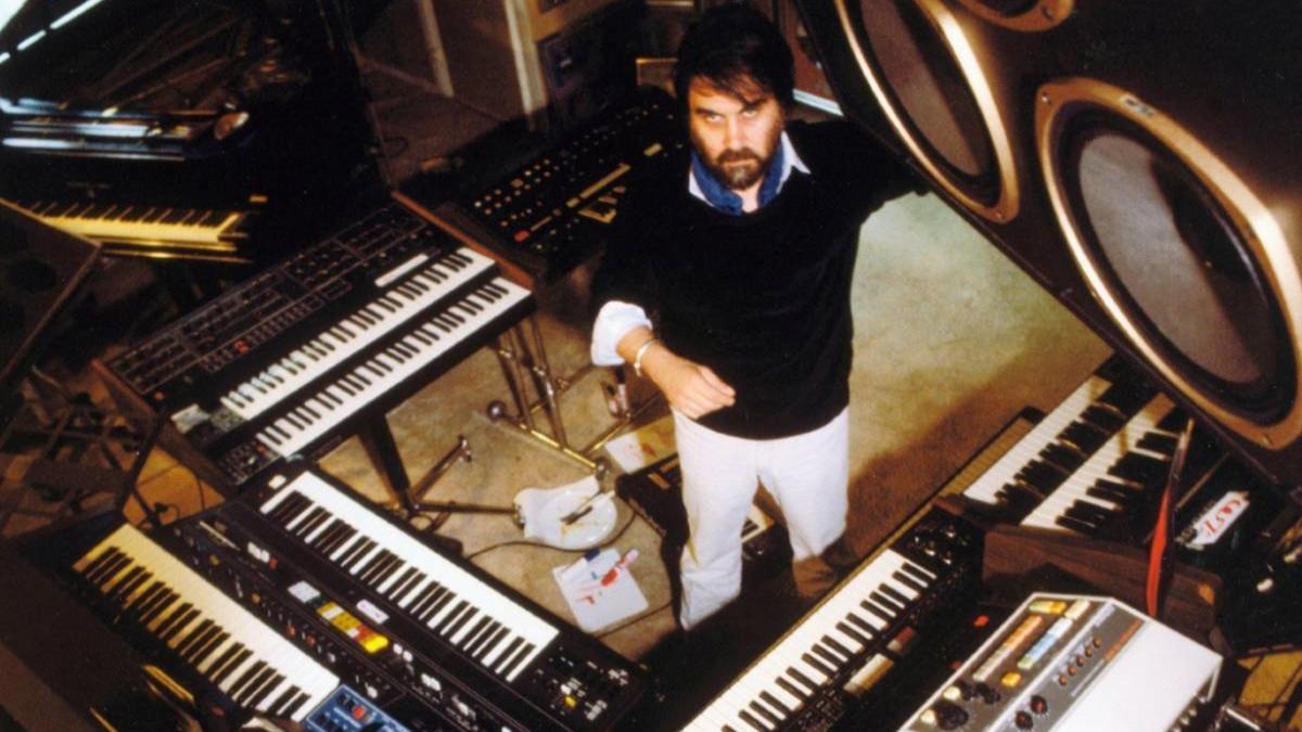 El músico griego Vangelis, rodeado de sintetizadores