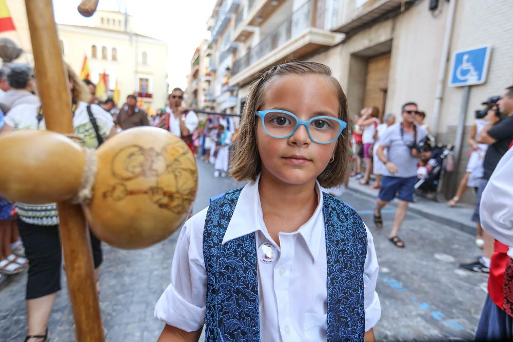 Centenares de callosinos participaron ayer en la tradicional comitiva por las principales calles del municipio vestidos con sus trajes huertanos.