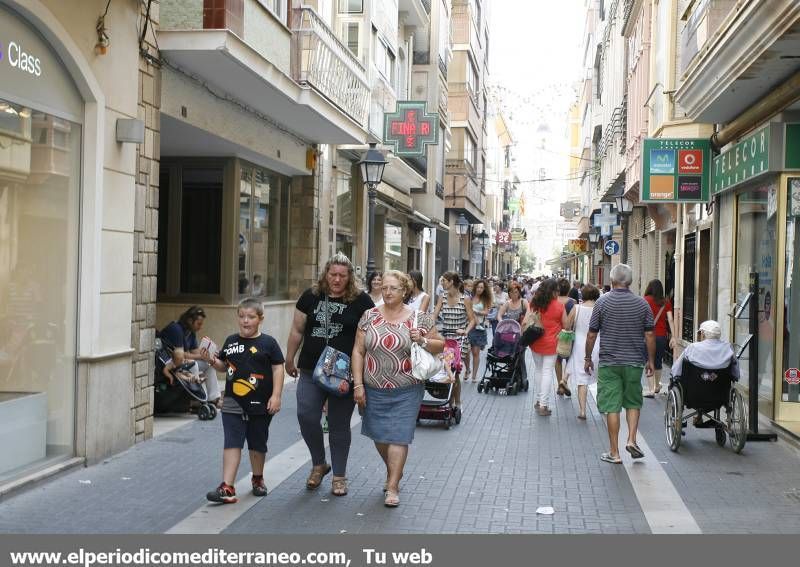 GALERÍA DE FOTOS- Vila-real disfruta del último mes de rebajas