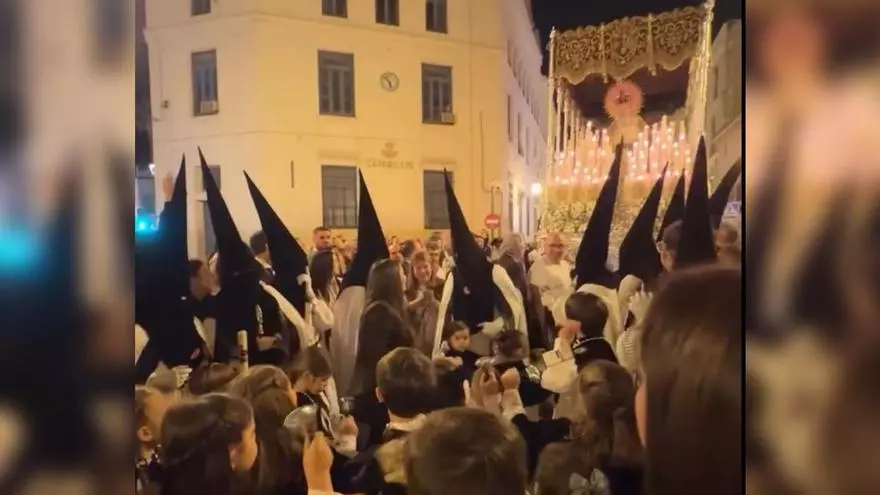 VÍDEO | La marcha más viral de Semana Santa: el 'Pasan los Campanilleros' al alimón entre los niños de La Coronación de Jerez y la banda Maestro Dueñas