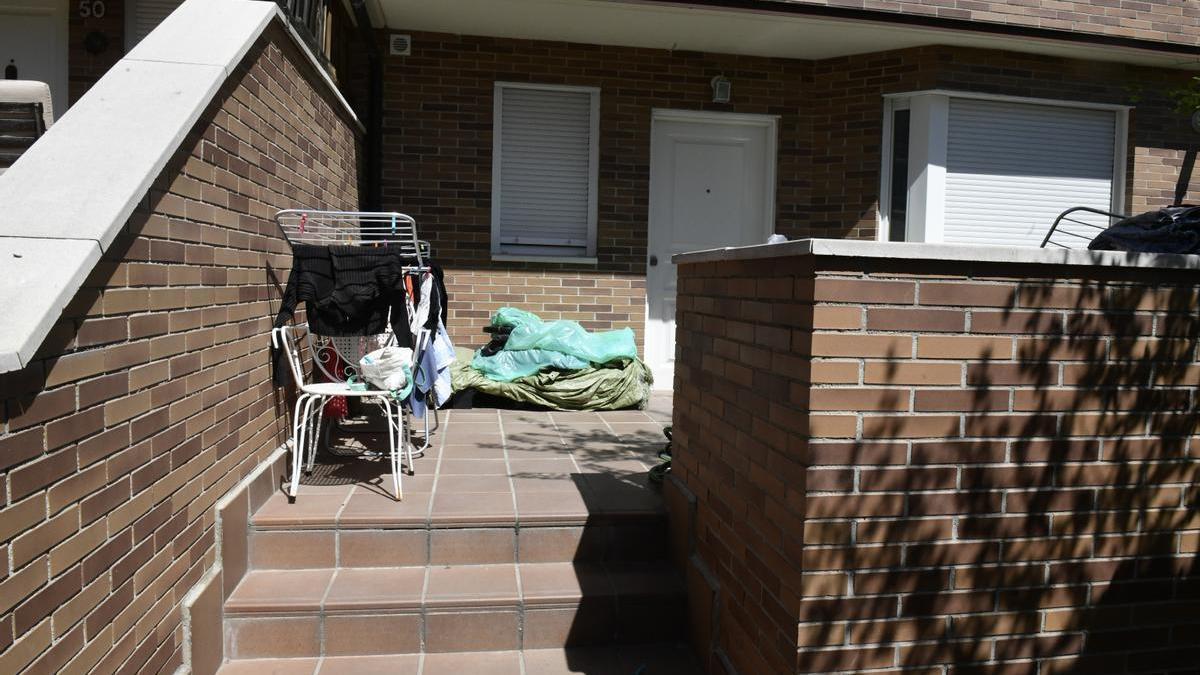 Fachada del domicilio del doctor S. donde fueron los ocho menores maltrados en Colmenar.