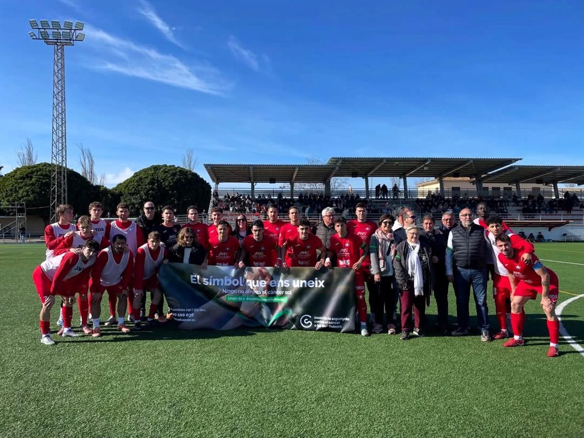Los jugadores del Porreres posan con miemrbos de la Asociación Contra el Cáncer antes del partido