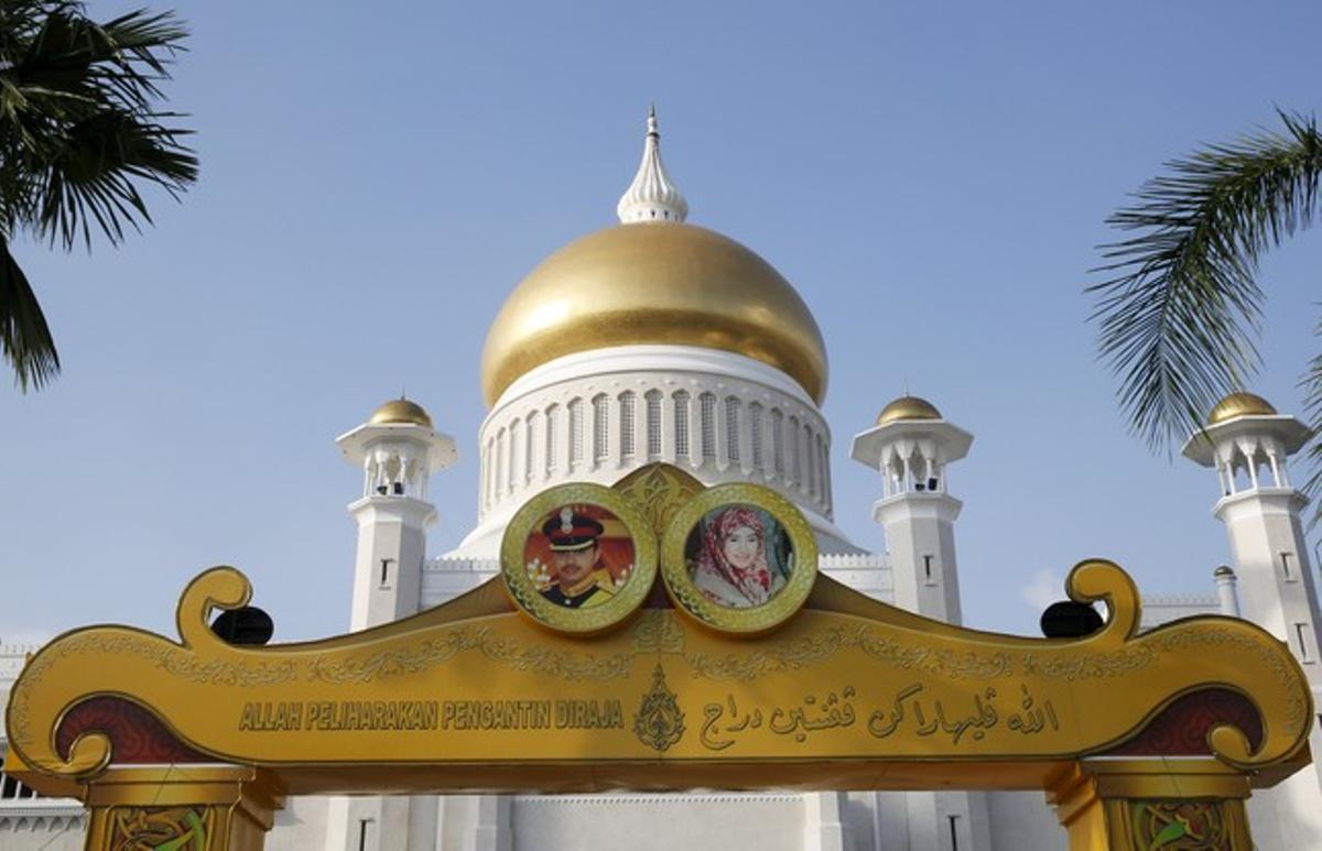 Las fotos del príncipe de Brunei y sui esposa a la entrada de una mezquita.